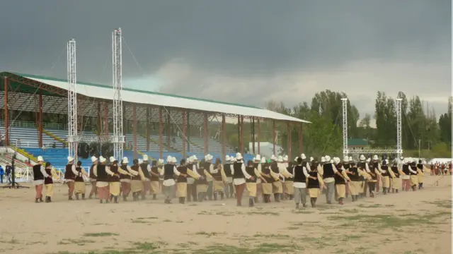 Ачылыш аземинде көчмөндөрдүн маданиятына ылайык шоулар көрсөтүлөт. 
