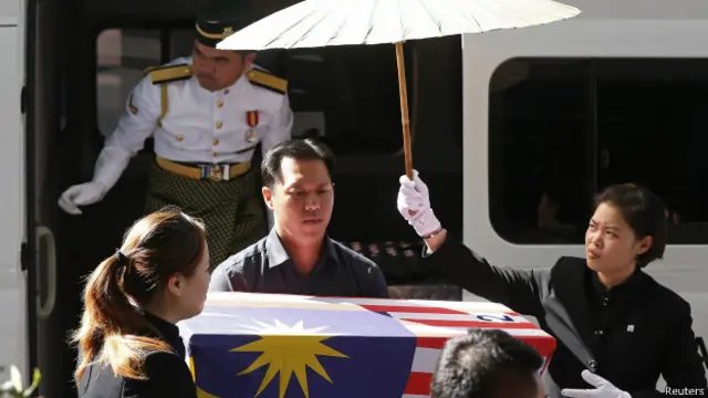 Ли Ви Вень с гробом сына