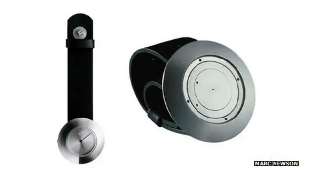 Jam ini dirancang Marc Newson pada 1986 untuk Pod