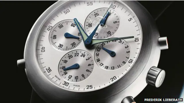 Jam tangan ini dilansir Marc Newson pada 2006 lalu.