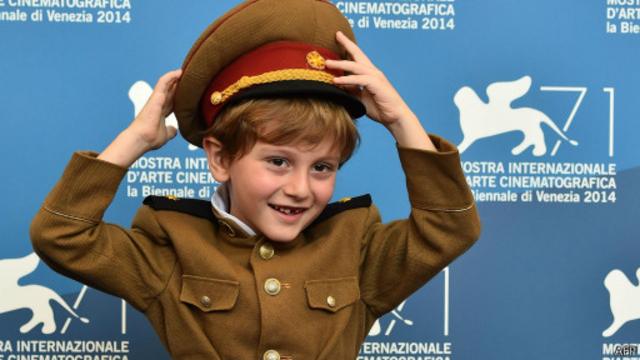 أدى الطفل الجورجي داتشي ارفيلاشفيلي دور حفيد الرئيس بحضور مميز. 
