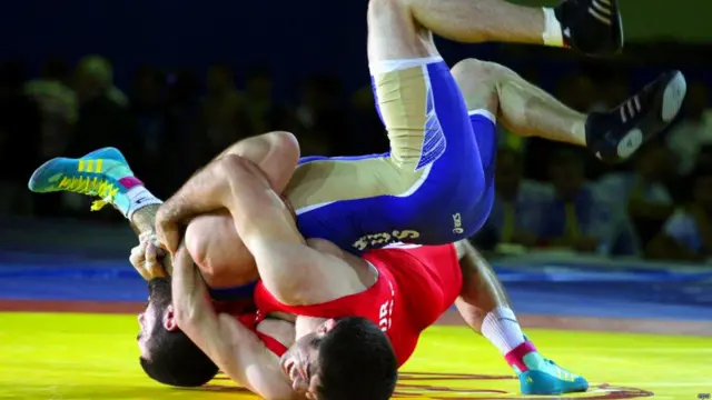 Мусобақаларнинг биринчи куни россиялик ва туркиялик курашчилар учун омадли келди. Россиялик эркин курашчилар жаҳон чемпионатининг икки олтин ва бир бронза медалини қўлга киритишди.