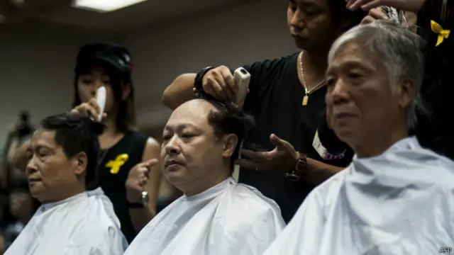 Activistas en Hong Kong se rapan la cabeza
