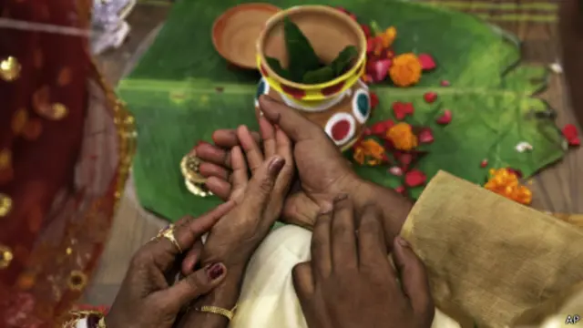 جاسوسی ایجنسیاں دولہا دولہن کے ماضی کے تعلقات، آمدن اور خاندانی پس منظر سے متعلق معلومات حاصل کرتی ہیں