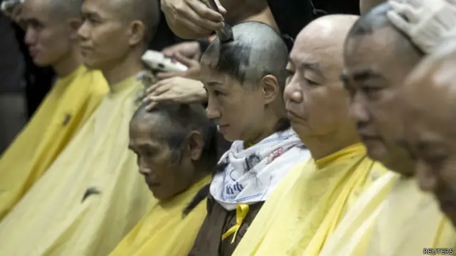 公民黨前立法會議員陳淑莊（中）參與「佔領中環」運動削髮儀式（9/9/2014）