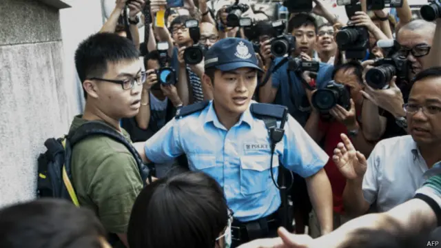 「佔領中環」運動削髮儀式會場外一名男子（左）與志願者推搡後被警員控制（9/9/2014）