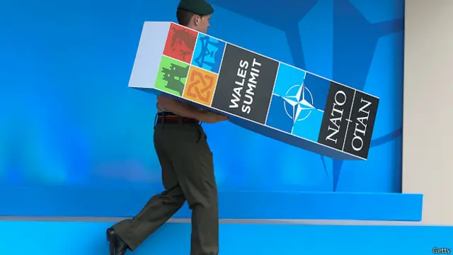 Военнослужащий НАТО убирает сцену после саммита в Уэльсе