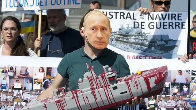 रूसी राष्ट्रपति पुतिन का मास्क लगाए एक व्यक्ति