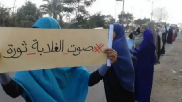 تشهد بعض مناطق مصر مظاهرات احتجاج على الأوضاع المعيشية بعد تولي السيسي رئاسة مصر قبل ثلاثة شهور.