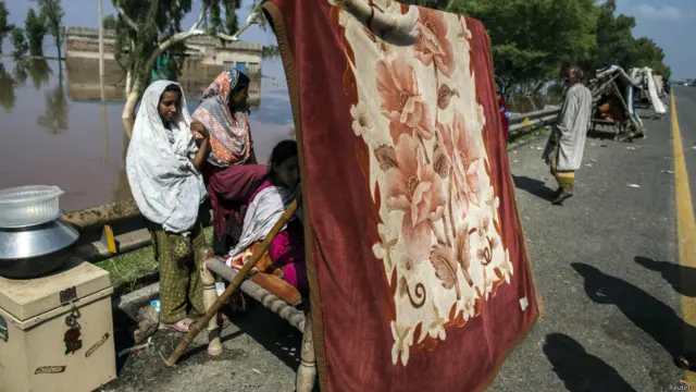 سیلاب سے متاثرہ علاقوں میں لاکھوں لوگ اپنا گھر بار چھوڑنے پر مجبور ہو گئے ہیں اور انھیں شدید مالی نقصان اٹھانا پڑا ہے۔