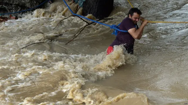 بھارت کے زیر انتظام کشمیر میں بھی شدید بارشوں سے سری نگر شہر کے بہت سے علاقے پانی کی لپیٹ میں آ گئے۔