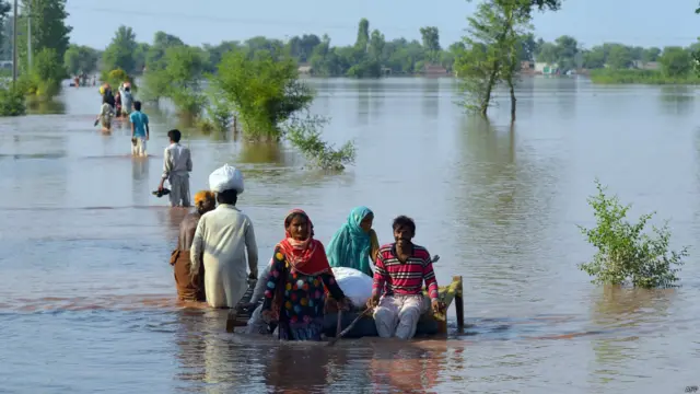 پاکستان کے صوبہ پنجاب میں سرکاری سطح پر امدادی کارروائیاں جاری ہیں لیکن بہت سی جگہوں پر اب بھی لوگ امدادی کارروائیوں کے منتظر ہیں۔