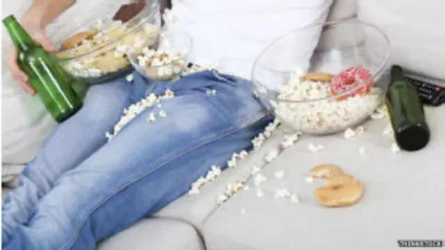 "د تلویزیون د نندارې پرمهال خلک نه پوهېږي چې څومره خواړه یې وخوړل".