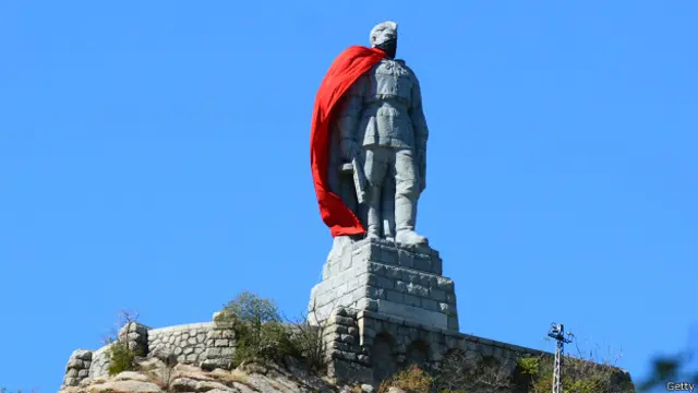 Памятник советскому солдату в Пловдиве, накрытый красным покрывалом, 21 сентября 2013 года