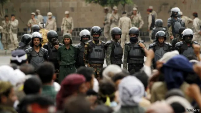 المحتجون اعتصموا لأسابيع عند وزارات رئيسية في محاولة للإطاحة بالحكومة وإعادة الدعم على الوقود