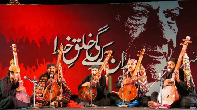 فیض احمد فیض ان معدودے چند شاعروں میں شامل ہیں جنھیں زندگی ہی میں بےحد مقبولیت ملی