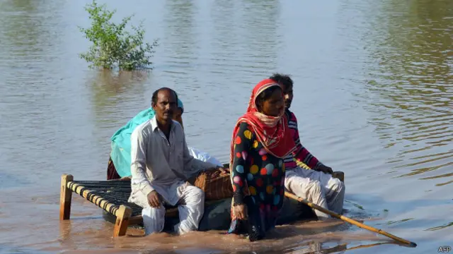 صوبہ سندھ میں دریائے سندھ کے کناروں پر آباد آٹھ لاکھ افراد کو محفوظ مقامات پر منتقل کرنے کا احکامات جاری کیے گئے ہیں