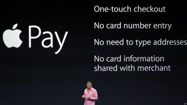 ऐपल ने एक नए तरह का पेमेंट गेटवे, ‘ऐपल पे’ भी लॉन्च किया है. दोनों नए आईफ़ोन्स में ‘ऐपल पे’ उपलब्ध होगा. ये एनएफचसी यानी नियर फ़ील्ड कम्युनिकेशन तकनीक पर काम करता है.