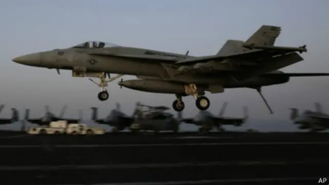 جنگنده آمریکا درحال برخاستن از ناو یو اس اس اچ دبلیو بوش