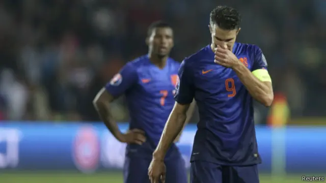 Kapten Belanda Robin Van Persie melangkah lesu usai kekalahan 2-1 dari Ceko.
