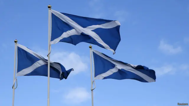 এডিনবরায় উড়ছে স্কটিশ পতাকা