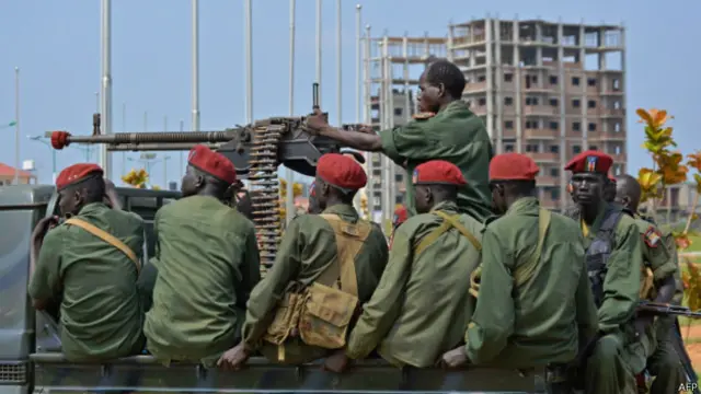 南蘇丹政府軍士兵駐守朱巴機場的要道（26/08/2014）