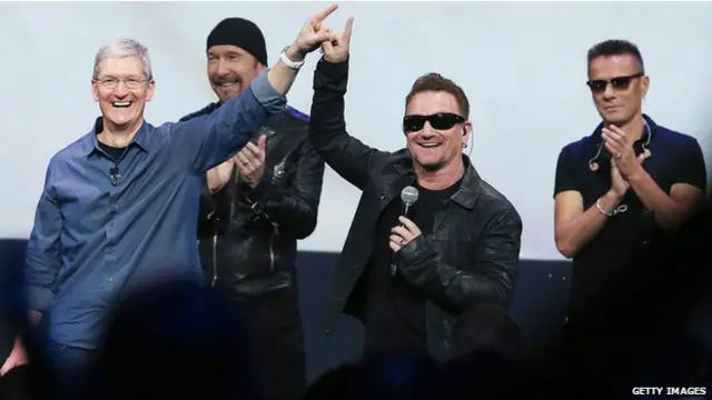 اس موقعے پر ایپل کمپنی کے سی ای او ٹم کوک نے آئی فون کے ایک تازہ ترین ماڈل اور ایک سمارٹ گھڑی کی رونمائی بھی کی