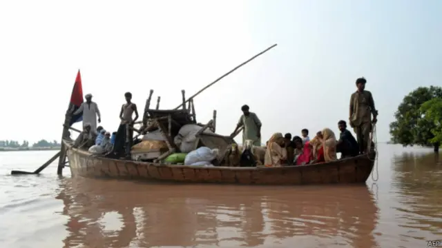 این ڈی ایم اے کے مطابق اب تک نو ہزار سے زائد افراد کو محفوظ مقامات پر منتقل کر دیا گیا ہے