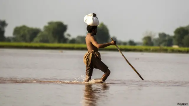 پانی کے دباؤ کی وجہ سے دریا کے جھنگ شہر کی طرف والے کنارے میں دو جگہ شگاف پڑ گئے ہیں