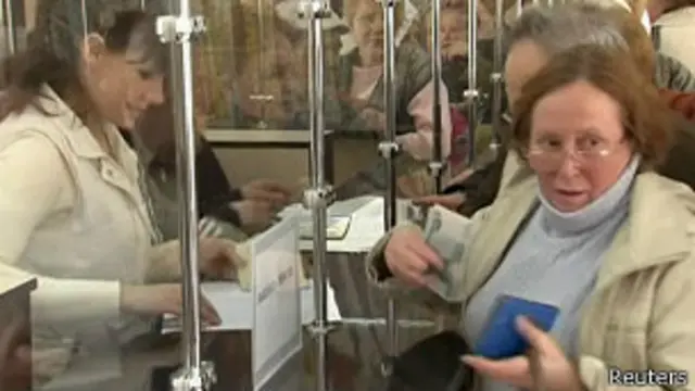 Пенсионеры в банке