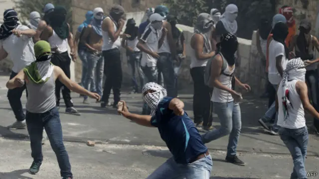 وقعت مواجهات عنيفة بين شبان فلسطينيين والقوات الإسرائيلية خلال اقتحام المخيم (أرشيف).