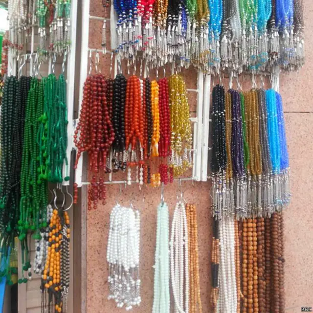 Ham Madina va ham Makkada joynamozlar va Xitoyda yasalgan tasbeh, munchoqlarning bozori juda chaqqon hisoblanadi.