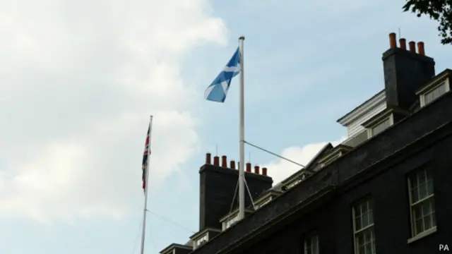 پرچم ملی اسکاتلند بر فراز ساختمان نخست وزیری به اهتزاز درآمد