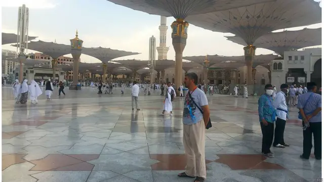 Ammo Saudiya Arabistonidagi restoranlar, turistik agentliklar, aviashirkatlar va telefon kompaniyalari haj marosimi vaqtida eng katta foydani olishadi.