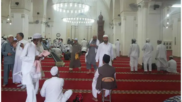 "Qiblatayn" ("Ikki qibla") doxil Madinadagi tarixiy masjidlarda, agar ta‘bir joiz bo‘lsa, "qirq namoz" amalini ado etishadi, kunlab toat-ibodatda bo‘lishadi.