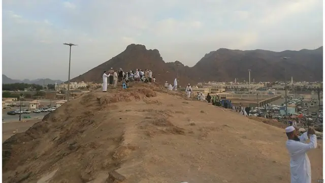Bo‘lajak hojilar "Qiblatayn" va "Qubo" masjidlari bilan birga Madina yaqinidagi "Uhud tog‘i shahidlari" majmuasini ham ziyorat qilishadi. Rivoyatlarda Uhud tog‘ini jannatga kiradigan tog‘lardan biri, deb ham bayon qilinadi.
