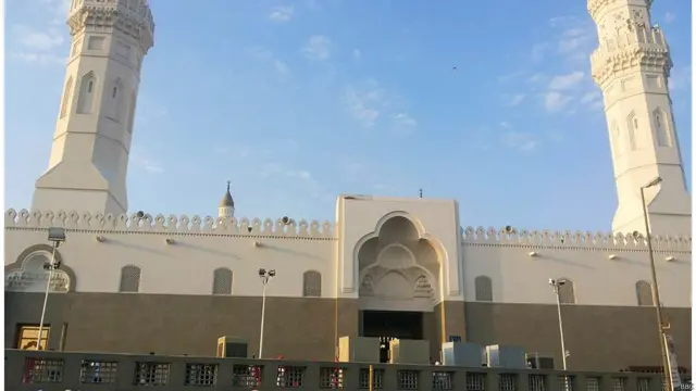 Islom tarixida birinchi qurilgan "Qubo" masjidi Makkai mukarrama tomondan Madinai munavvaraga kirib kelishdagi bir tepalikda bunyod etilgan. Madina shahri ziyoratiga borgan kishilar Qubo masjidida to‘xtab, namoz o‘qiydilar.
