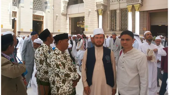 Biroq ziyoratchilar ruhiy ehtiyojlarini cho‘ntaklariga qarab muvofiqlashtirishga harakat qilishadi. Haj Islom dinidagi beshta farzdan biri bo‘lib, musulmon kishi iqtisodiy va jismonan bunga tayyor bo‘lib, qurbi yetsa buyuriladi.