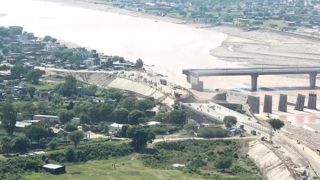 जम्मू में तवी नदी पर बने पुल का टूटा हुआ हिस्सा.