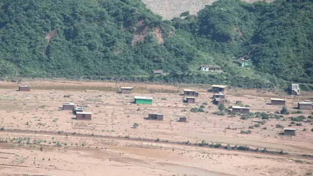 जम्मू में तवी नदी में आई बाढ़ के बाद वहाँ मची तबाही का मंज़र.