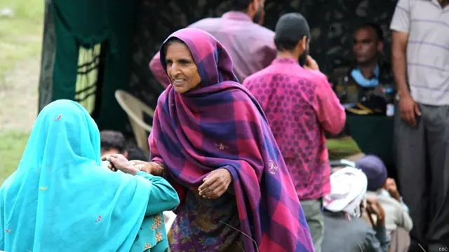 रजौरी ज़िले में स्वास्थ्य चिकित्सा शिविर में इलाज़ के लिए आईं महिलाएं.