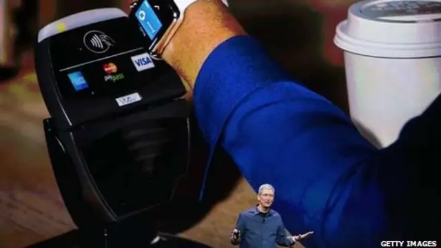 تیم کوک در حال معرفی خدمات پرداخت پول اپل