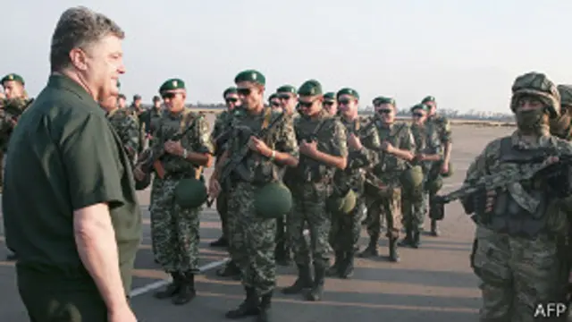 Президент Украины Петр Порошенко посещает войска