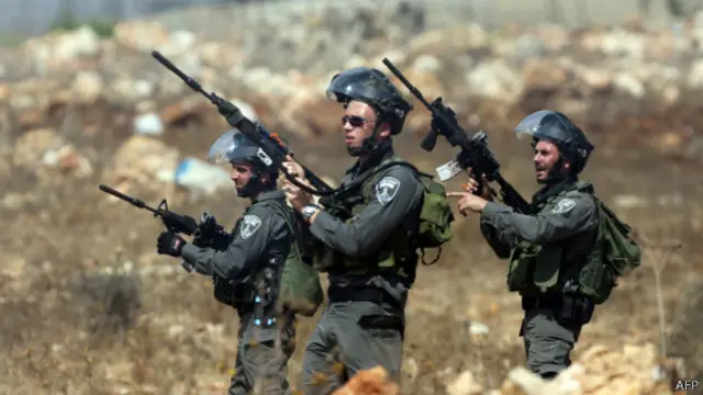 Pasukan Israeli bersiaga dalam sebuah bentrokan dengan warga Palestina di tepi barat. 