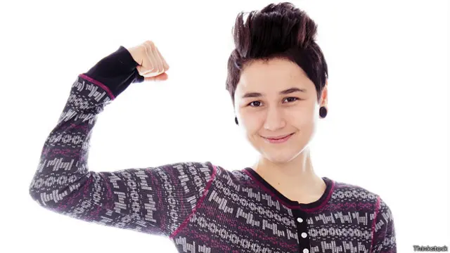 Девушка пытается встать в позу силы