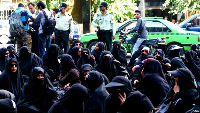 در روزهای گذشته پلیس پلاکاردهای مربیان را از آنها گرفته است