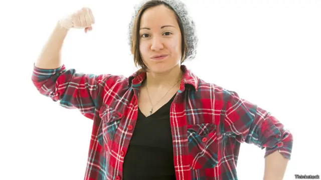 Женщина играет мускулатурой