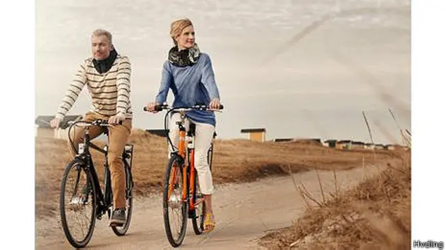 Мужчина и женщина на велосипедах