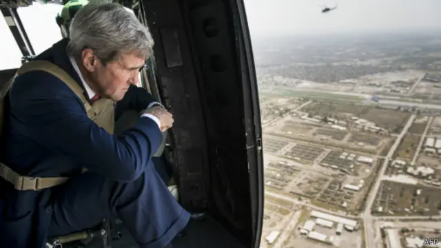 ألقى كيري نظرة على بغداد من طائرة مروحية كان يستقلها.