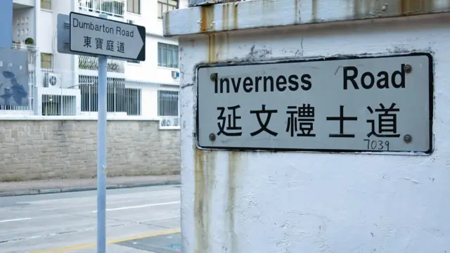 Đường phố Hong Kong vẫn còn nhiều tên phố từ thời thuộc địa Anh mang địa danh Scotland. 
